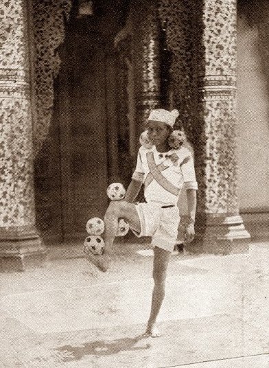 burmese juggler Maung Law Paw