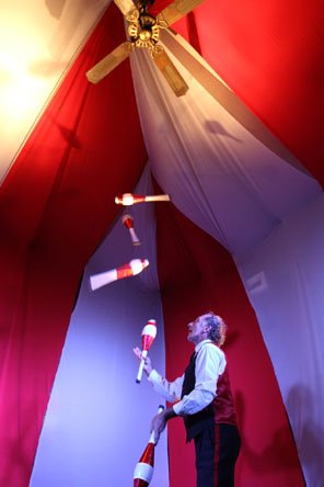 Haggis McLeod juggling 5 clubs. Photograph by Yannick Jooris